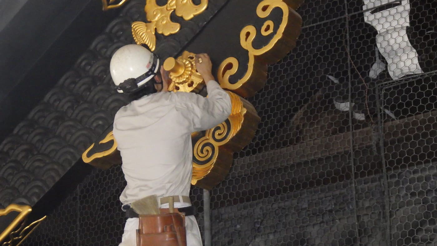 錺金具の取り付け作業