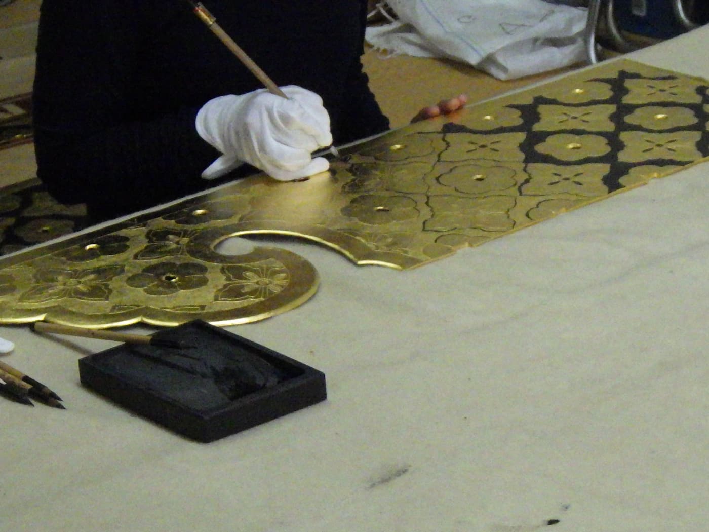 金色に仕上げた金具の仕上げ作業