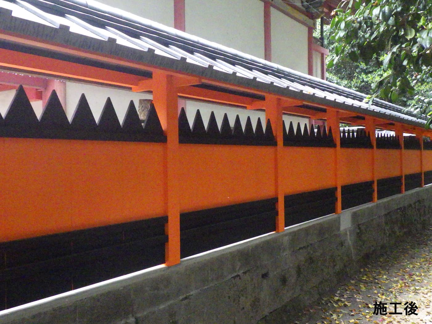 丹塗りを施した雙栗神社本殿の玉垣