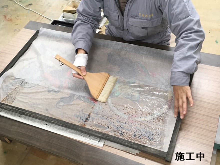 檜絵仏画の剥落止め(施工中)